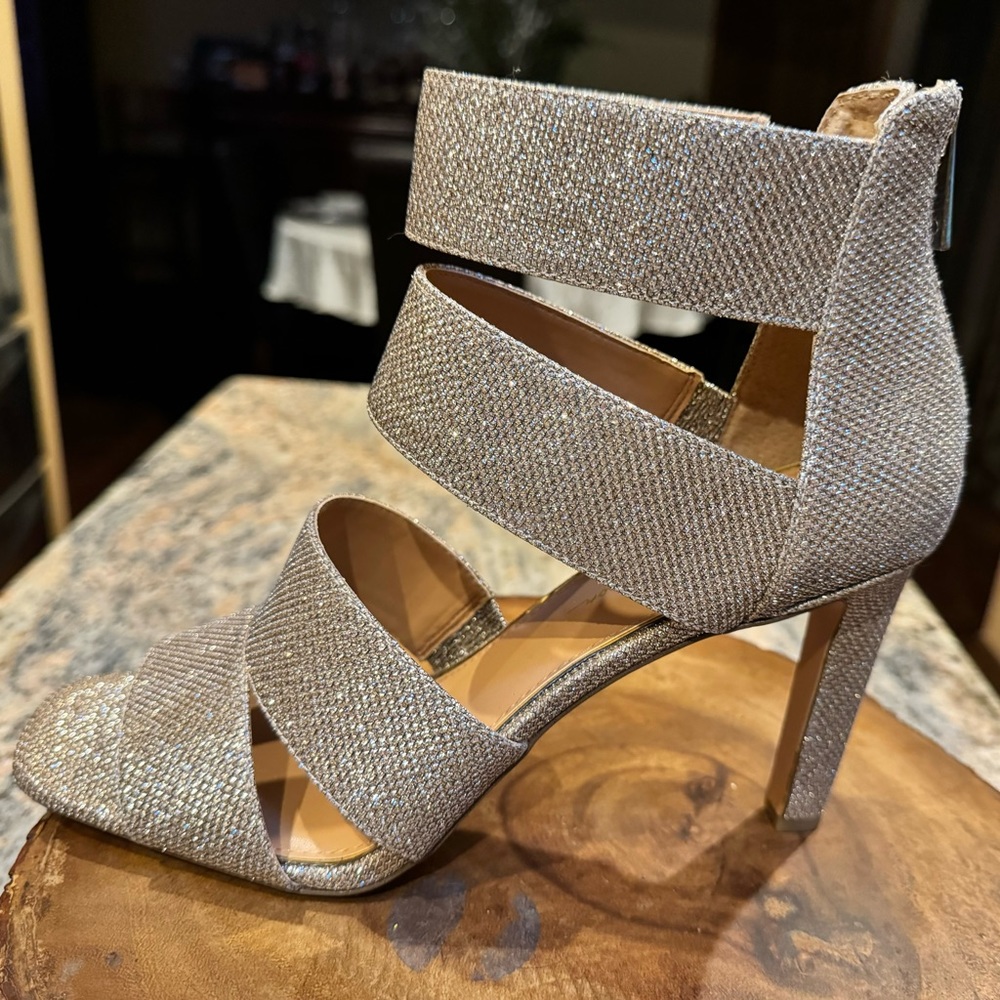 NWOT. Jessica Simpson gold shimmer shoes. Style is Cheri o. Women’s size 9.5